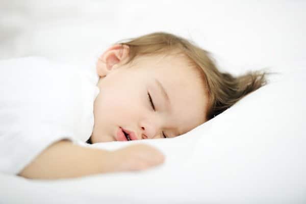Adjusting kids sleeping time to avoid jet lag